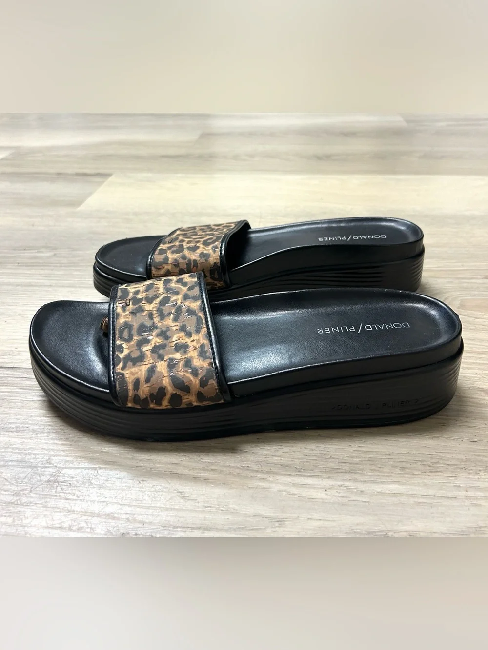 Donald Pliner Leopard Sandals Women's Fiji Sz 9.5M Leather Slip On Wedge Comfort